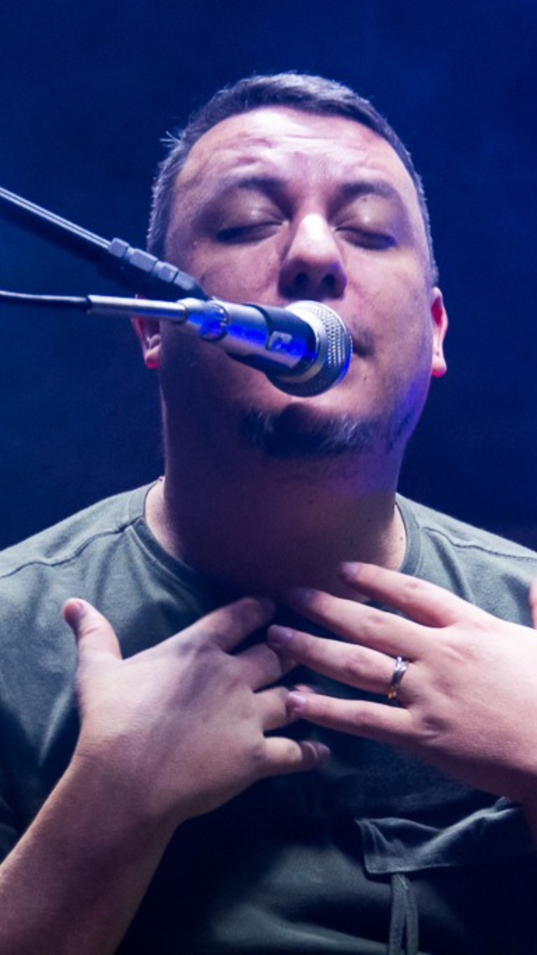 Jefferson Zambon Scherrer em apresentação vocal