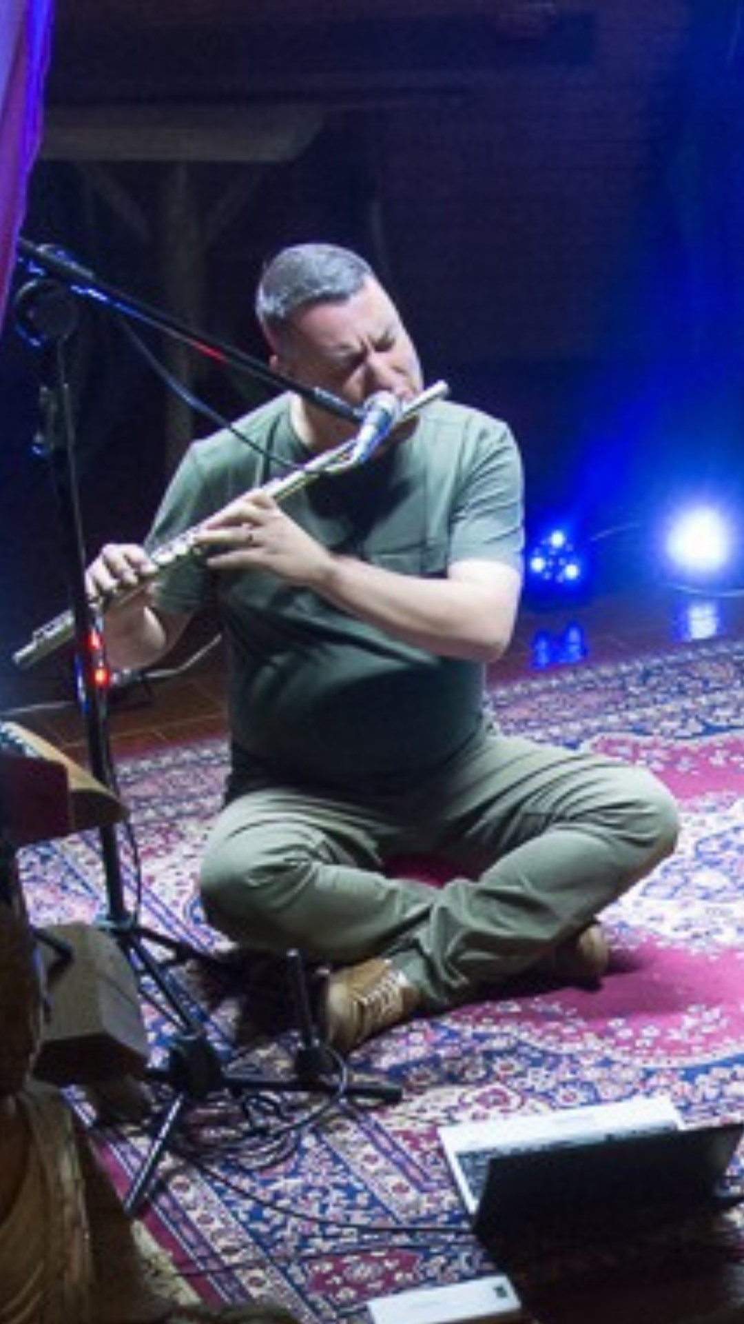 Jefferson Zambon Scherrer tocando flauta ao vivo